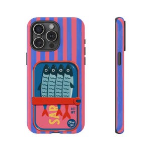 Op de afbeelding: Een smartphonehoesje met een verticaal roze en blauw gestreept patroon. De achterkant toont een afbeelding van een sardineblikje met vier vissen, een rode horizontale band en de tekst SAR, NET WT en Olive Oil in een gestileerd lettertype.