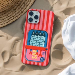 Op de afbeelding: Een smartphonehoesje met verticale rode en roze strepen. Het midden toont een afbeelding van een sardineblikje met vier blauwe vissen, een rode lip en de gele tekst SAR, samen met een kleine blauwe cirkel met de tekst Olive Oil.