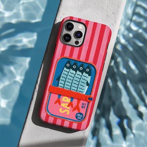 Op de afbeelding: Een smartphonehoesje met een verticaal rood en roze gestreept patroon. Het midden toont een afbeelding van een blauw sardineblikje met vier vissen, de tekst SAR, NET WT en een klein rond label met de tekst Olive Oil in wit schrift.