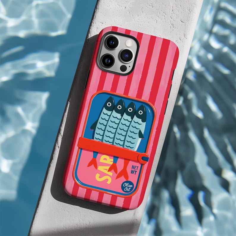 Op de afbeelding: Een smartphonehoesje met een verticaal rood en roze gestreept patroon. Het midden toont een afbeelding van een blauw sardineblikje met vier vissen, de tekst SAR, NET WT en een klein rond label met de tekst Olive Oil in wit schrift.