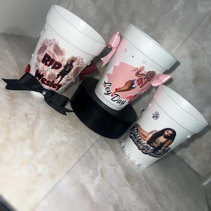 Copos de isopor para festas de aniversários, casamentos e chás de bebê. Copos personalizados de 16 oz. Crie seu próprio copo.