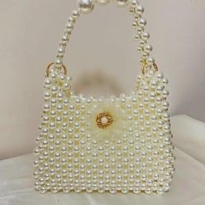 Zia Pearl Purse - Elegante Off-White Perlen Perlen Abendtasche, luxuriöse handgefertigte Hochzeitstasche, perfekt für Bräute und besondere Anlässe.