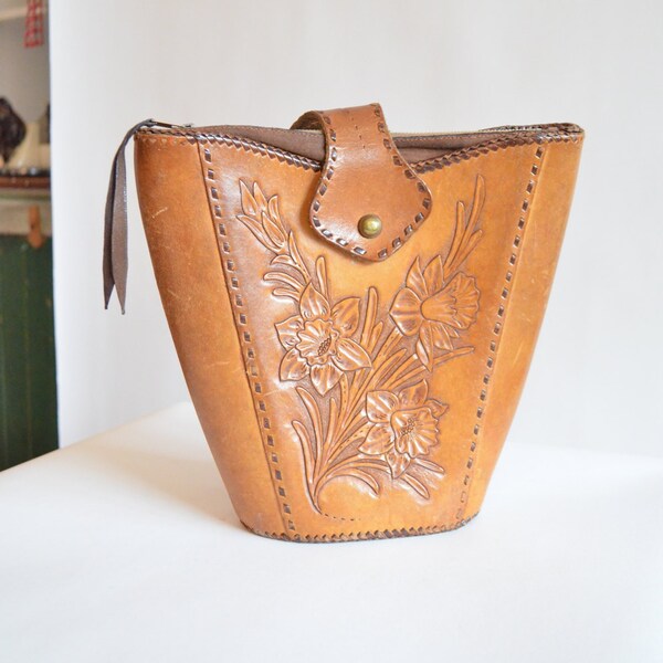 Vintage 1940s TOOLED leather handbag