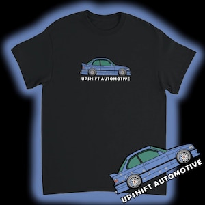 E36トゥーンシャツ｜スタンスカーTシャツ｜JDMスタイルカートゥーンTシャツ｜車好きへのギフト｜オートモーティブストリートウェア｜アップシフトオートモーティブ