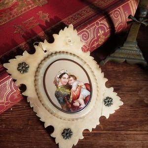 Frans antiek omgekeerd schilderij van Maria en baby Jezus met albasten lijst