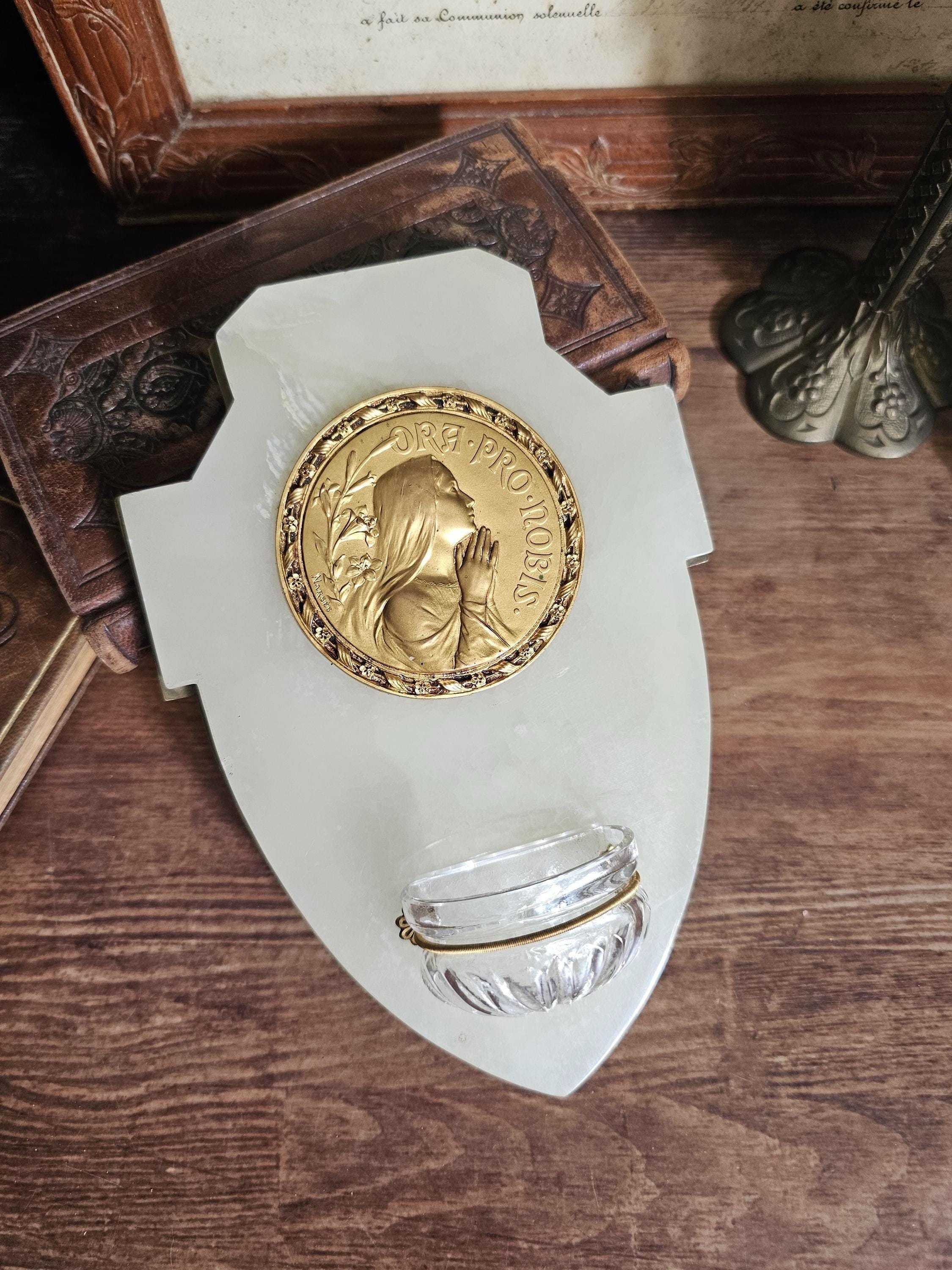 BENITIER VINTAGE EN MARBRE ART DECO MEDAILLON CHRIST