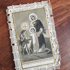 Immagine sacra francese antica con carta tagliata a pizzo, Gesù Bambino e Maria