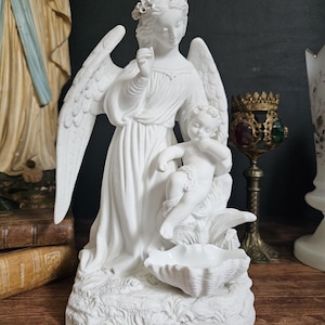 Antyczna biskwitowa figura anioła stróża z kropielnicą