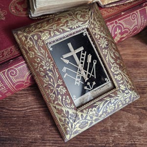 Croix antique française et outils de la passion, composition en papier découpé sur carte de velours dans un cadre en cuir