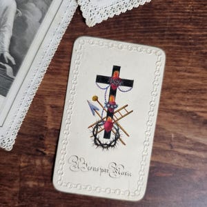 Antigo cartão francês Sagrado Coração de Jesus e instrumentos da Paixão pintados à mão