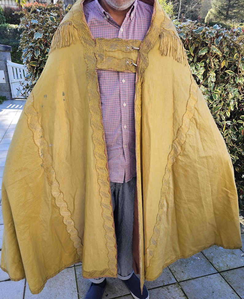 Antique Gold Lamé Liturgical Cope – Catholic Vestment with Pelican appliqué, Ecclesiastical Antique image 20
