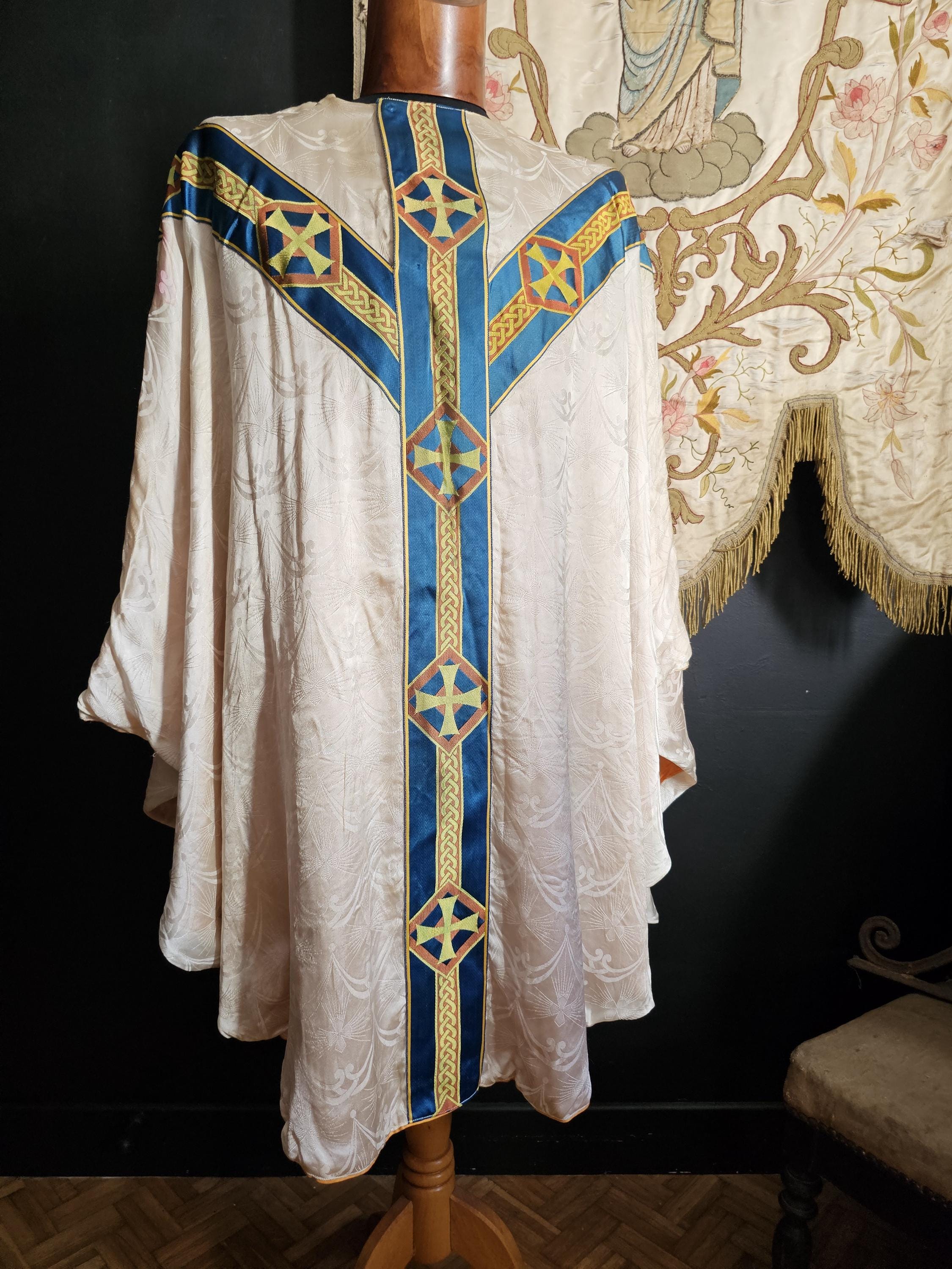 Étole De Damassé De Clergé Pour Des Prêtres Et Des Diacres, Maniple De Surplis Image Stock