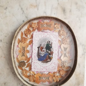 Antica cornice reliquiario con 8 reliquie di santi cattolici e immagine di preghiera in pizzo