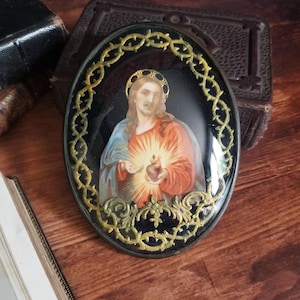 Antieke Franse lijst Heilig Hart van Jezus met ovaal bol glas en metalen lijst