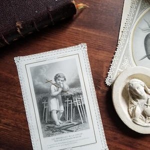 Ancienne carte de prière sainte Enfant Jésus avec croix et crèche