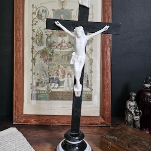 Antikes hölzernes Kruzifix mit Bisquitporzellan-Corpus und gestreifter Basis