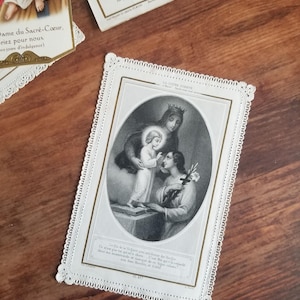 Antica immagine sacra francese devozionale di Maria con bordo in carta tagliata a pizzo