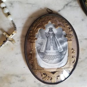 Antica cornice reliquiario della Madonna di Hal con vetro ovale convesso