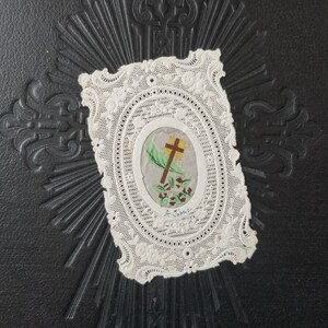 Franse antieke heilige gebedskaart met kantgesneden papier en heilig kruis