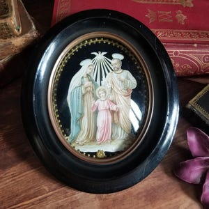 Antieke Franse Heilige Familie in zwarte ovale lijst met bol glas