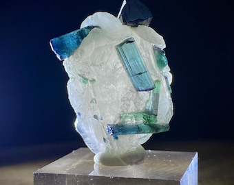 Muestra de cristales de turmalina azul y cuarzo transparente procedente de Afganistán