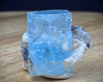 Ejemplar de cristal de aguamarina en bruto: Minerales azules de Skardu, Pakistán