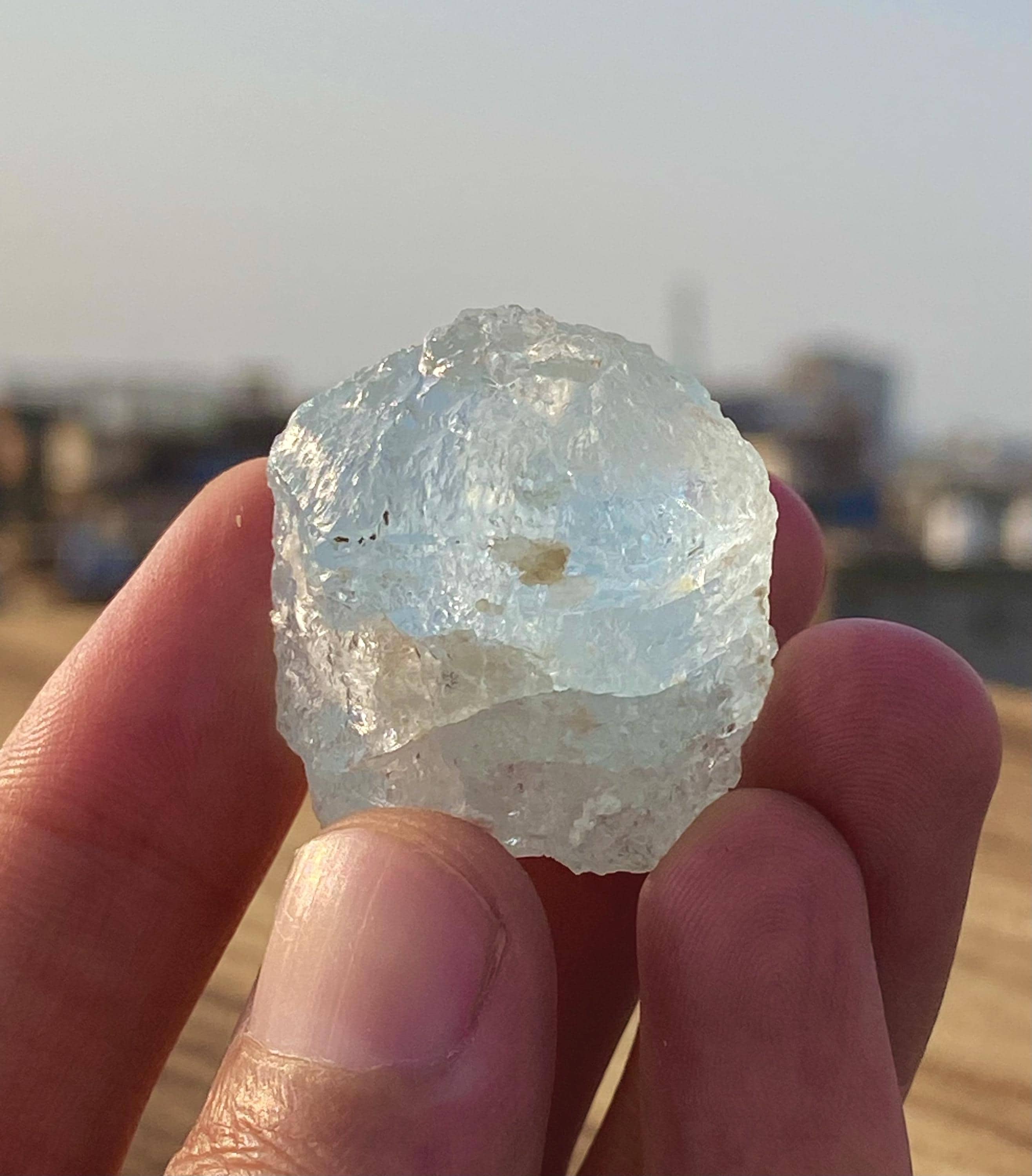 エッチングされたアクアマリン結晶：原鉱物標本、パキスタンの