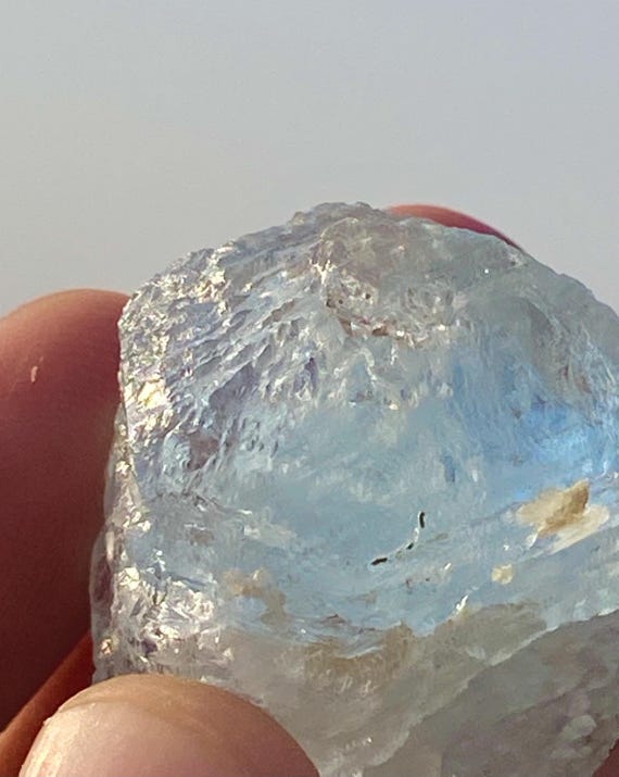 エッチングされたアクアマリン結晶：原石鉱物標本、パキスタン