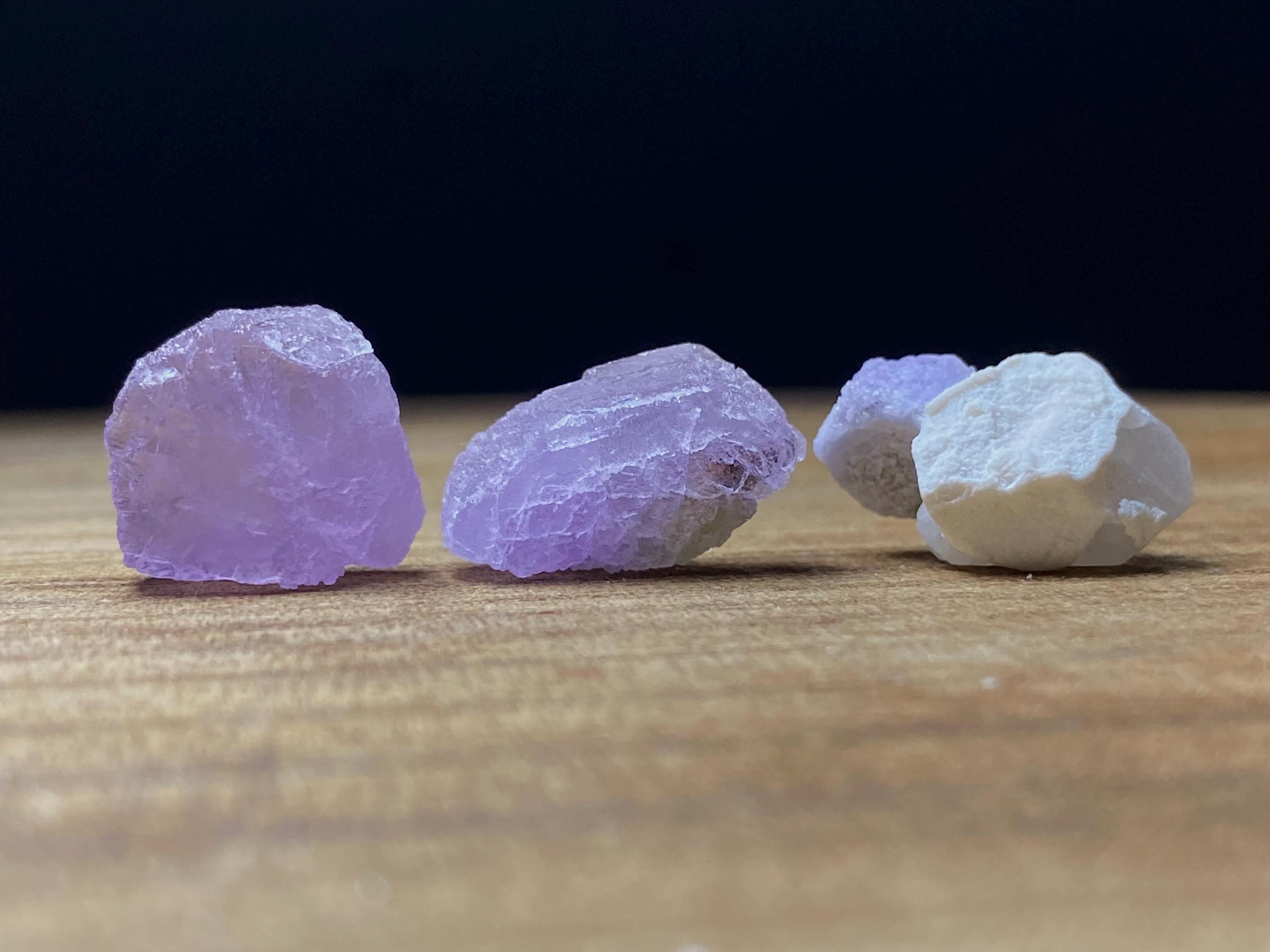 パキスタン産 パープルアパタイト on クォーツ 原石 鉱物