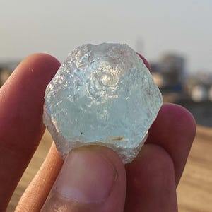 パキスタン スカルドゥ産 エッチングアクアマリン エッチングされたアクアマリン結晶：原石鉱物標本、パキスタン