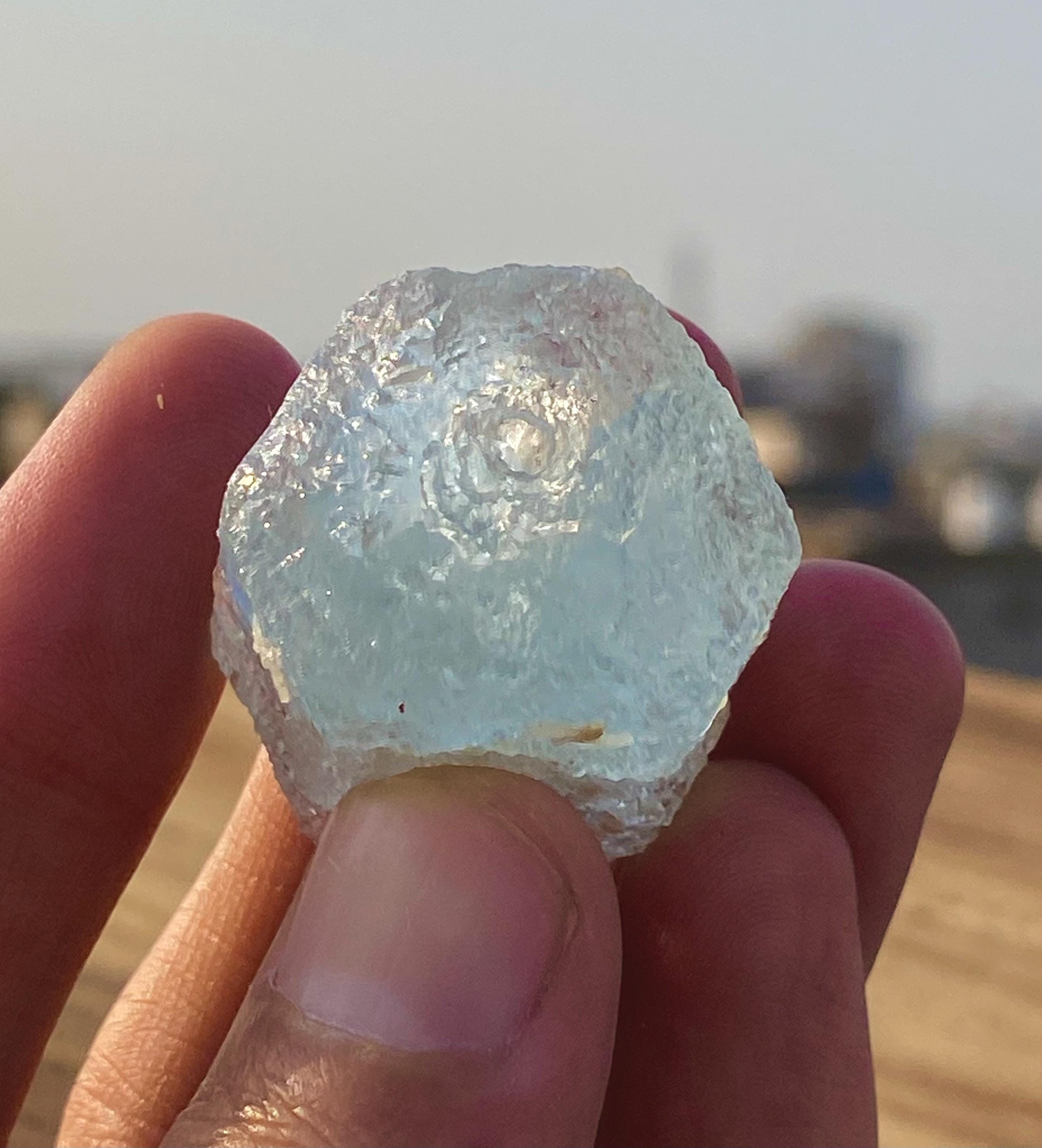 パキスタン スカルドゥ産 エッチングアクアマリン エッチングされたアクアマリン結晶：原石鉱物標本、パキスタン