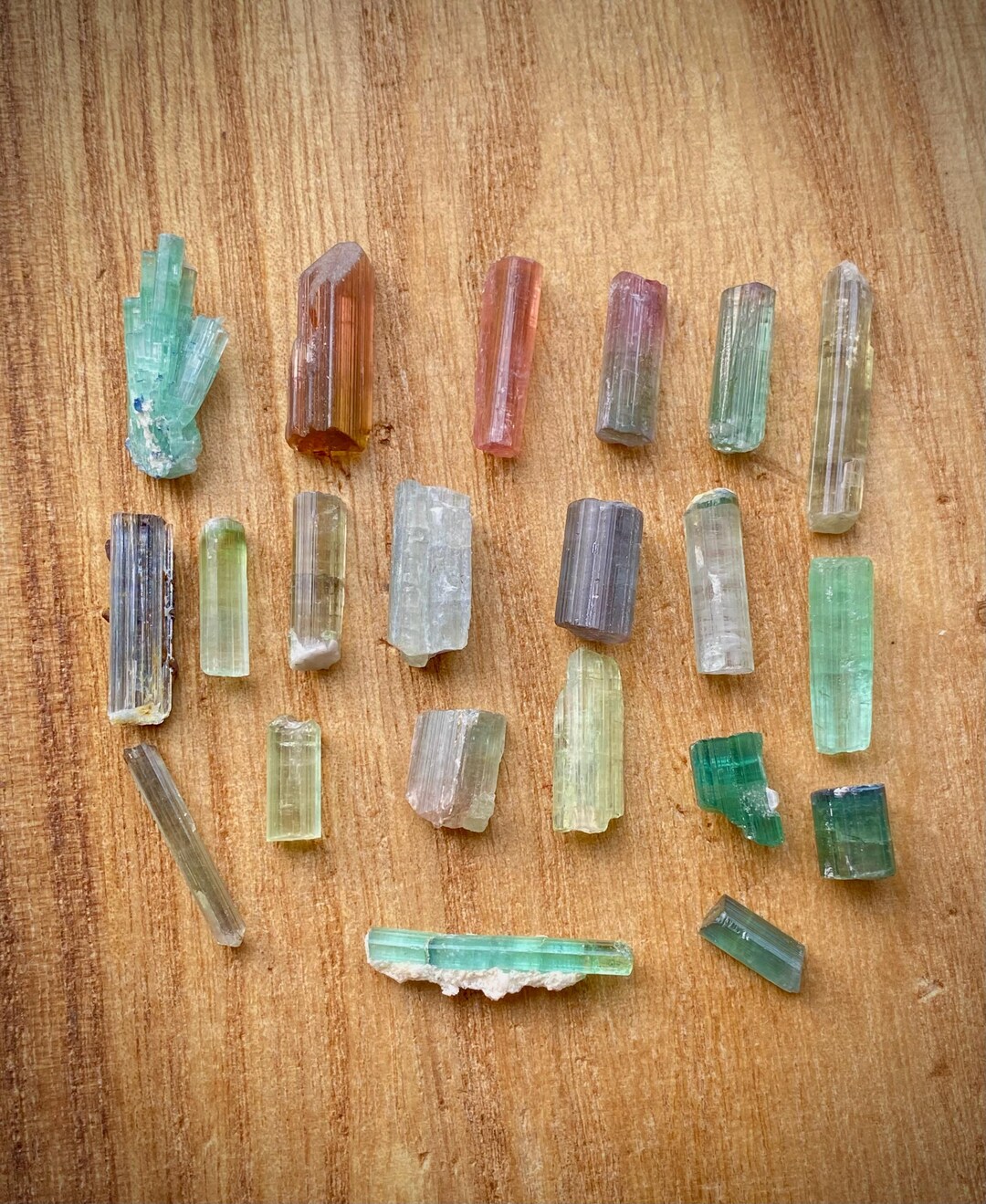 原石のマルチカラートルマリン結晶：アフガニスタン産チャクラ石標本