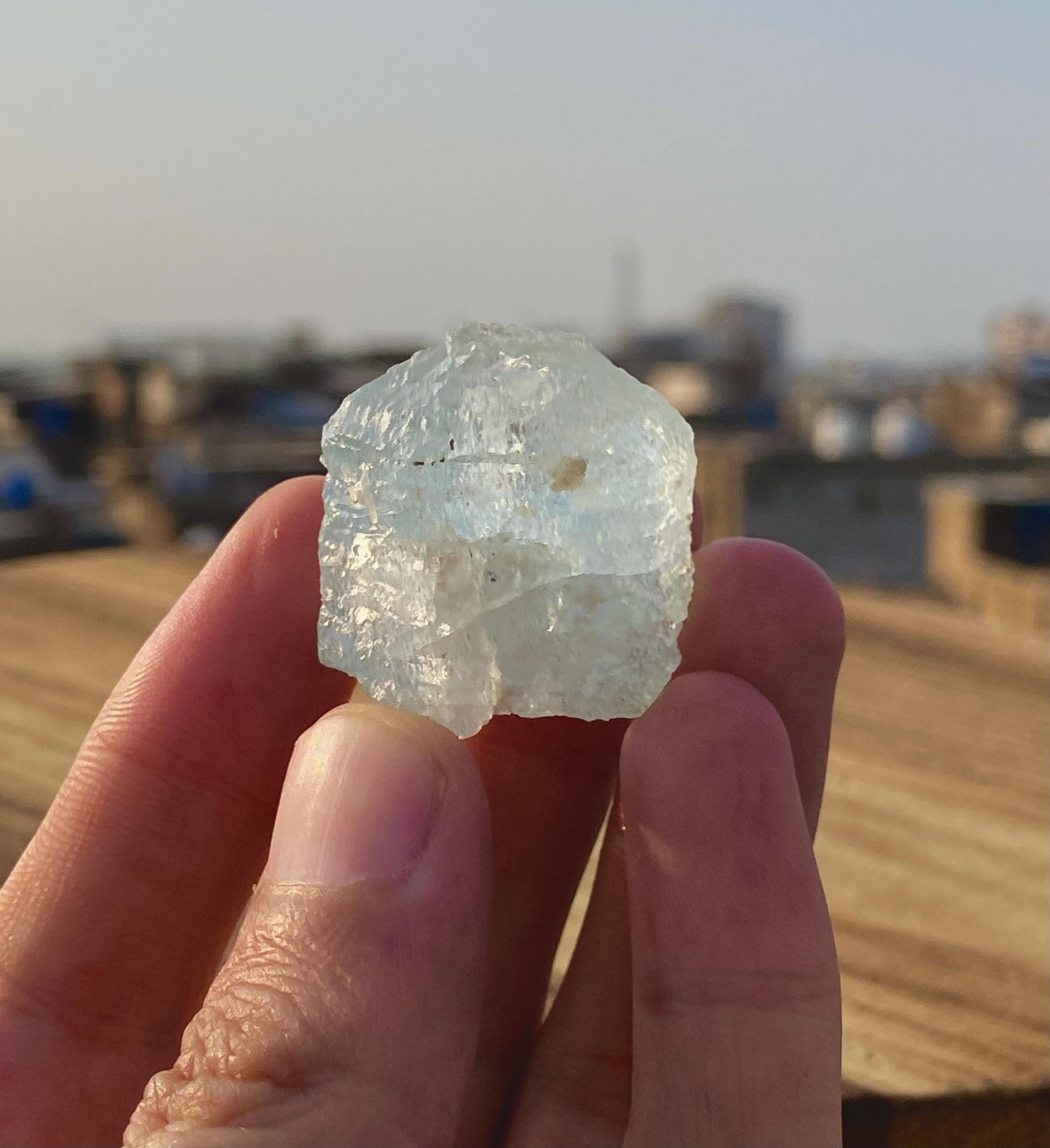 エッチングされたアクアマリン結晶：原鉱物標本、パキスタンの