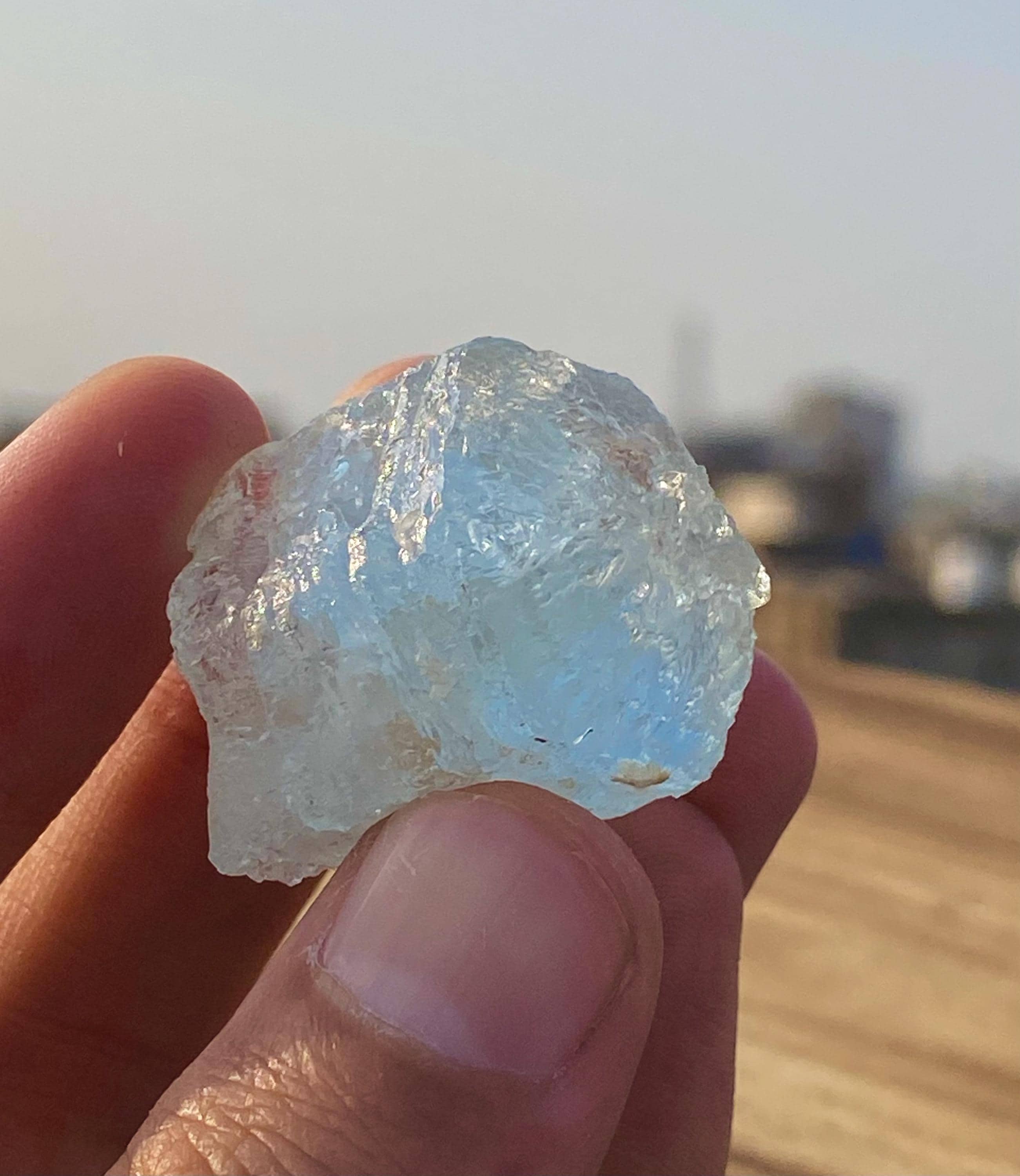 エッチングされたアクアマリン結晶：原鉱物標本、パキスタンの