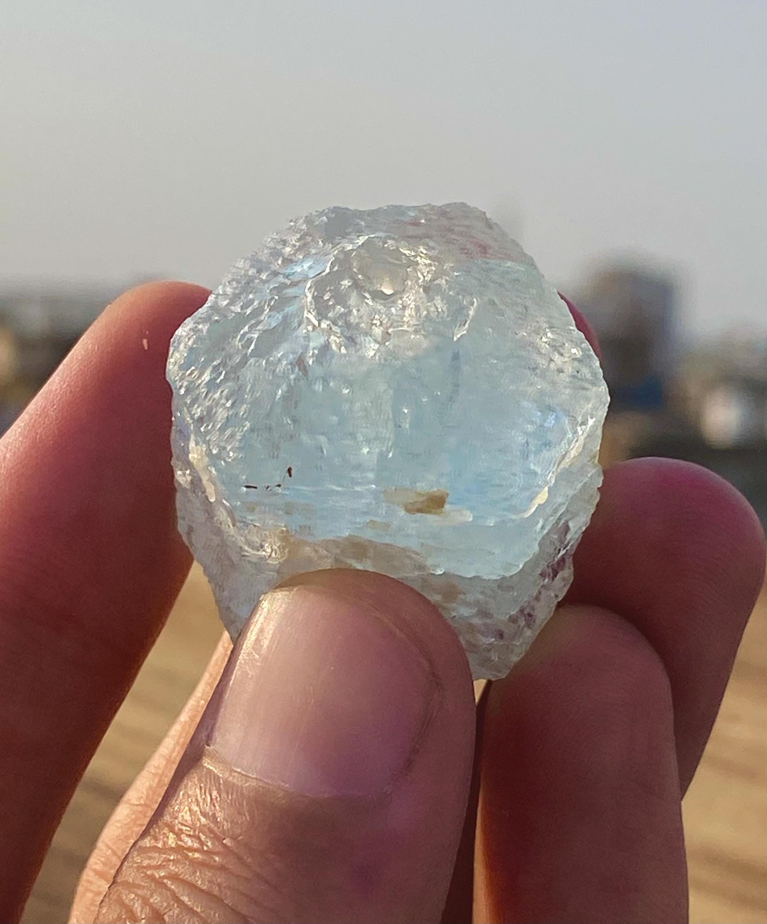 エッチングされたアクアマリン結晶：原鉱物標本、パキスタンの
