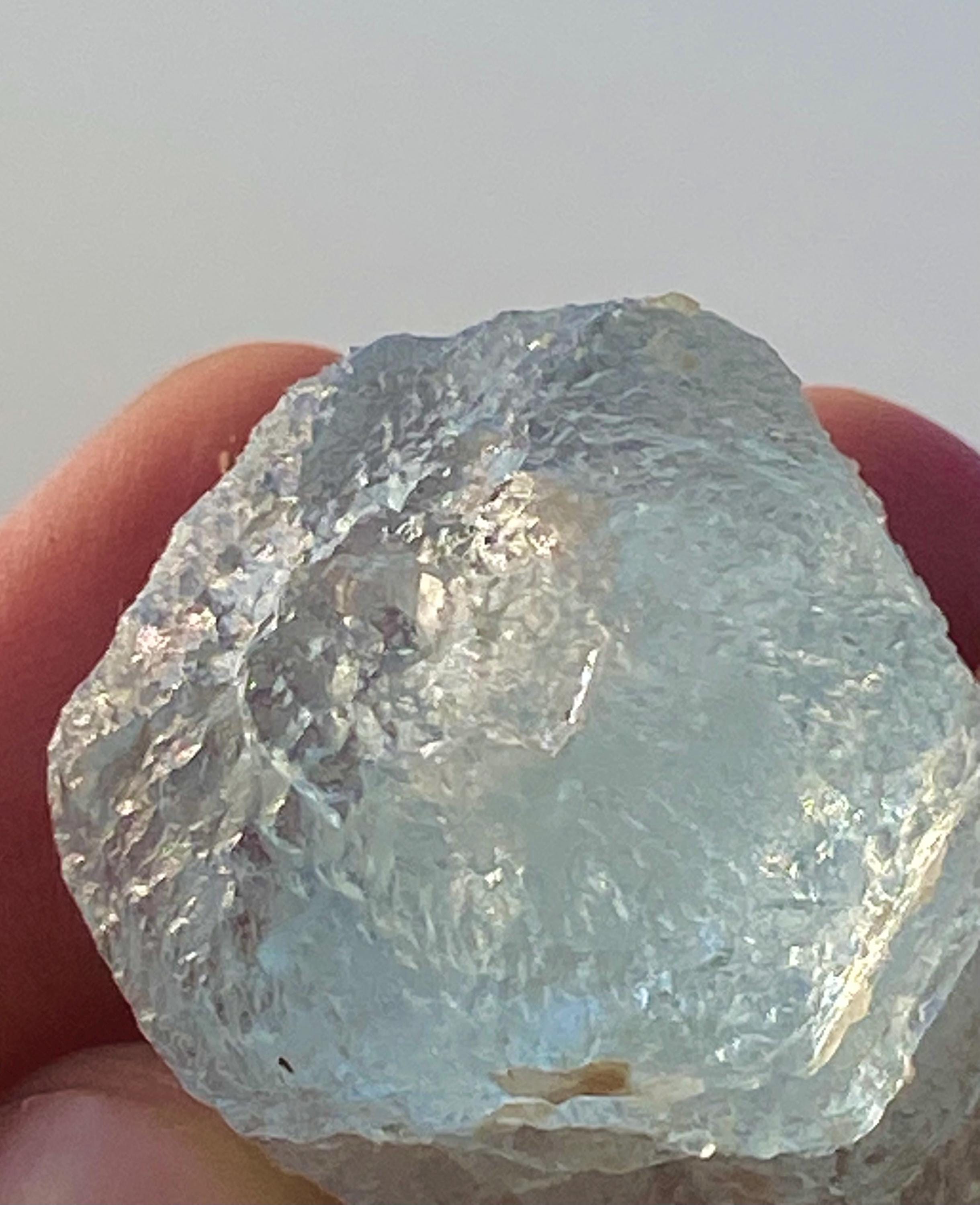 エッチングされたアクアマリン結晶：原鉱物標本、パキスタンの