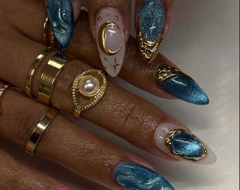 Handgemachte himmlische Mondpresse auf den Nägeln | Blau Galaxy Chrom mit Goldrahmen Sterne und Halbmond Charms | Almond Nägel Für Cosmic Glam Vibes