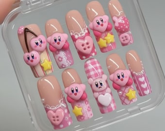 Handgefertigte Kirby Press On Nägel | 3D Kirby, Sterne, Herzen, rosa Gingham & niedliche Akzente | Mittelgroße Sargnägel für Kawaii Vibes