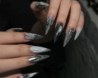 Presse piercing gothique fait main sur les ongles | Nail Art chromé texturé noir et blanc | Ongles extra longs style punk rock