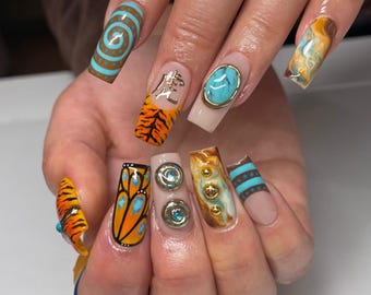 Handgemachte Boho Tiger Pressnägel | Türkisfarbene Schmetterlingsflügel Art