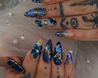 Handgemachte himmlische Navy Drücken Sie auf die Nägel | Goldene Sterne, 3D Blumen & kosmisch-blaue Kunst | Almond Nägel Für Magisch Elegante Vibes