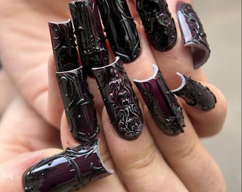 Handgemaakte gotisch zwart gebeeldhouwde pers op de nagels | 3D-baroktextuur en diepe wijnbasis | Lange vierkante nagels voor een donkere, elegante sfeer