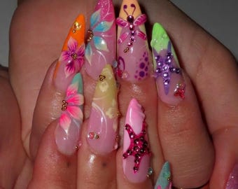 Paznokcie Y2K Tropical Summer Beach Press on Nails - urocze sztuczne paznokcie z trójwymiarowym kwiatem hibiskusa - neonowa syrenka z kryształkami i rozgwiazdą