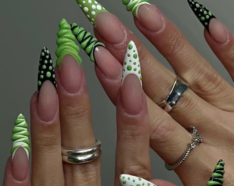 Ręcznie robione, abstrakcyjne, neonowe, prasowane paznokcie | Trójwymiarowe kropki, skręcone końcówki i kontrastowa czerń, zieleń i biel | Paznokcie typu stiletto dla wyrazistego, nowoczesnego stylu