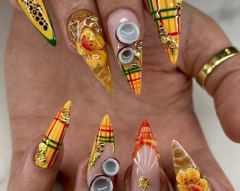 Unghie finte 3D fatte a mano a forma di cocco tropicale, unghie finte estive a quadri con papaya, manicure a stiletto con gocce d'acqua e fiori gialli.