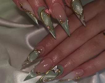 Ongles stylets de luxe avec accents dorés et pierres précieuses - Ongles à presser élégants faits main, décoration d'ongles haute couture