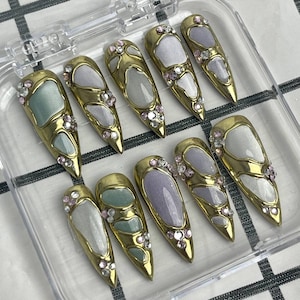 Luxury Press On Nails – glas-in-lood met gouden lijst in paarsgrijze juweeltinten