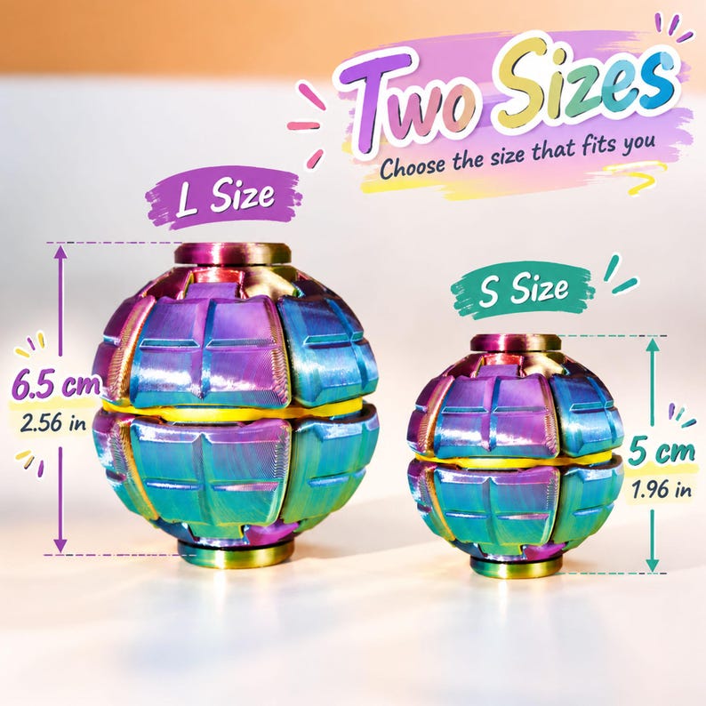 K&ouml;nnte beinhalten: Zwei schillernde, kugelf&ouml;rmige Fidget-Spielzeuge mit gitterartiger Textur und gelben Mittelb&auml;ndern. Das gr&ouml;&szlig;ere Spielzeug ist 6,5 cm hoch, das kleinere 5 cm. Der Text lautet: Two Sizes, Choose the size that fits you, L Size, S Size.