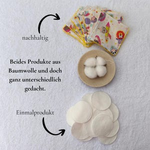 In der oberen Hälfte des Bildes liegen die nachhaltigen Abschminkpads aus Baumwolle, in der Mitte ein kleiner Teller mit einer Baumwollpflanze darauf und in der unteren Hälfte sieht man einmal Wattepads. Beides Produkte aus Baumwolle und doch ganz unterschiedlich gedacht.