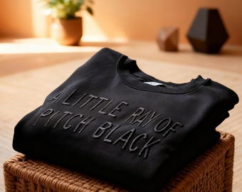 Broderad tröja med en liten stråle av kolsvart, present till mörk humor, ledsna tjejvibbar, rolig tröja för vänner, rolig födelsedagspresent med mörk humor